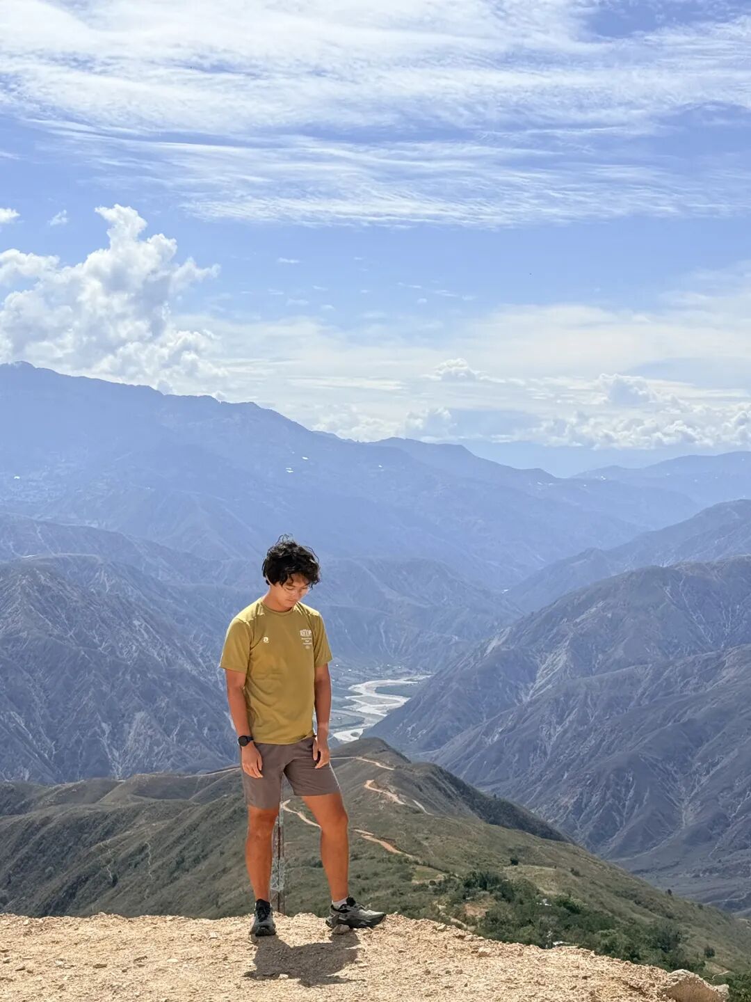 奇卡莫查大峡谷山脊上的越野跑者