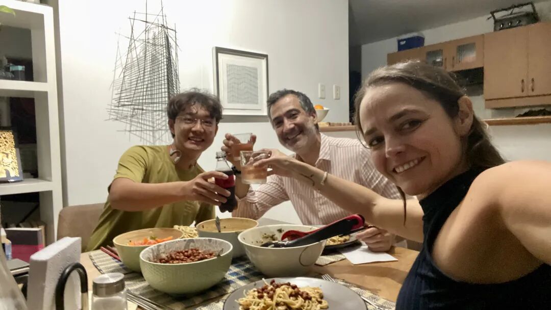 麦德林朋友家中的晚餐合影