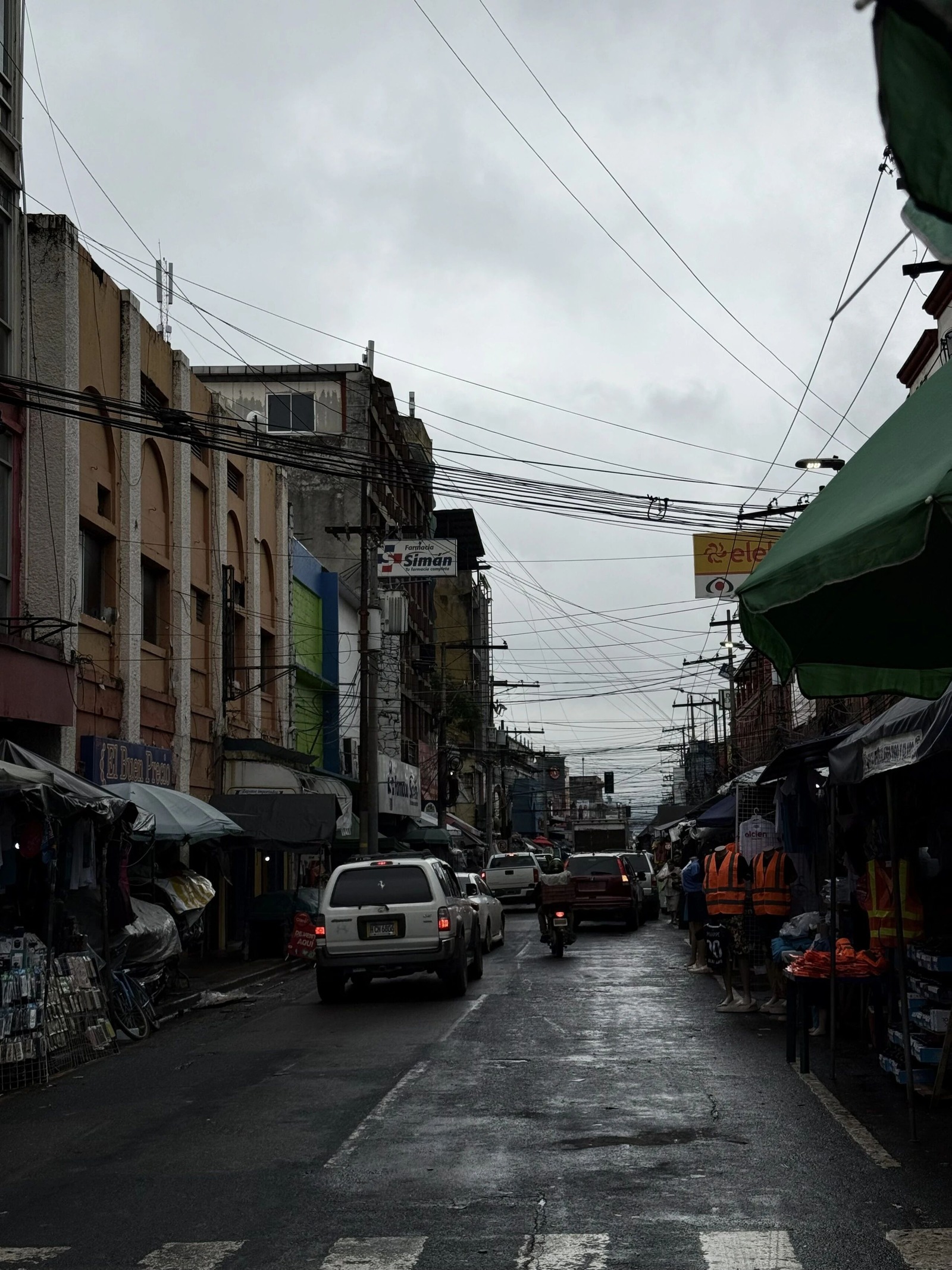 阴雨中的 San Pedro Sula 街道